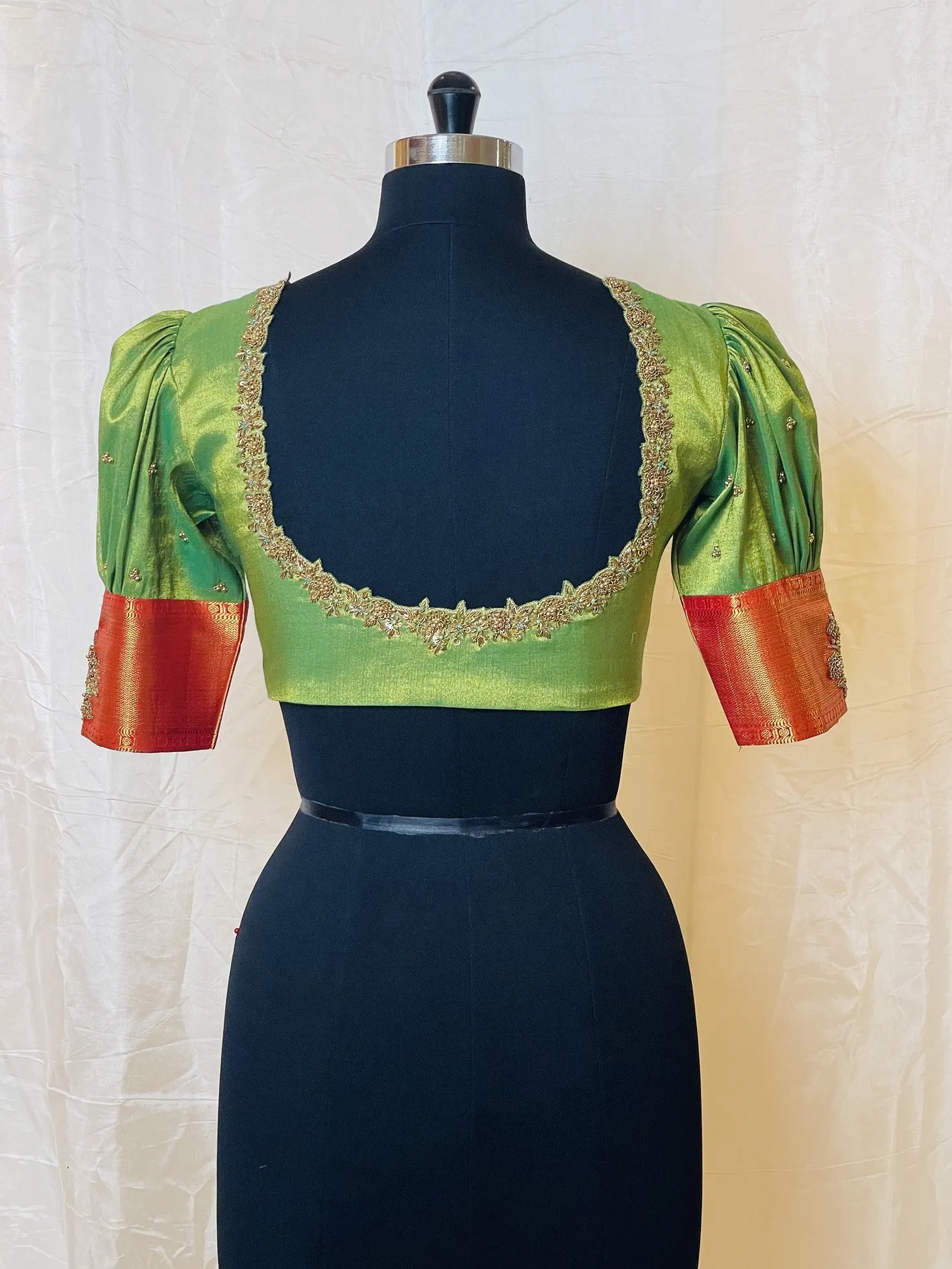 Puff sleeve blouse with light floral motif & neckline