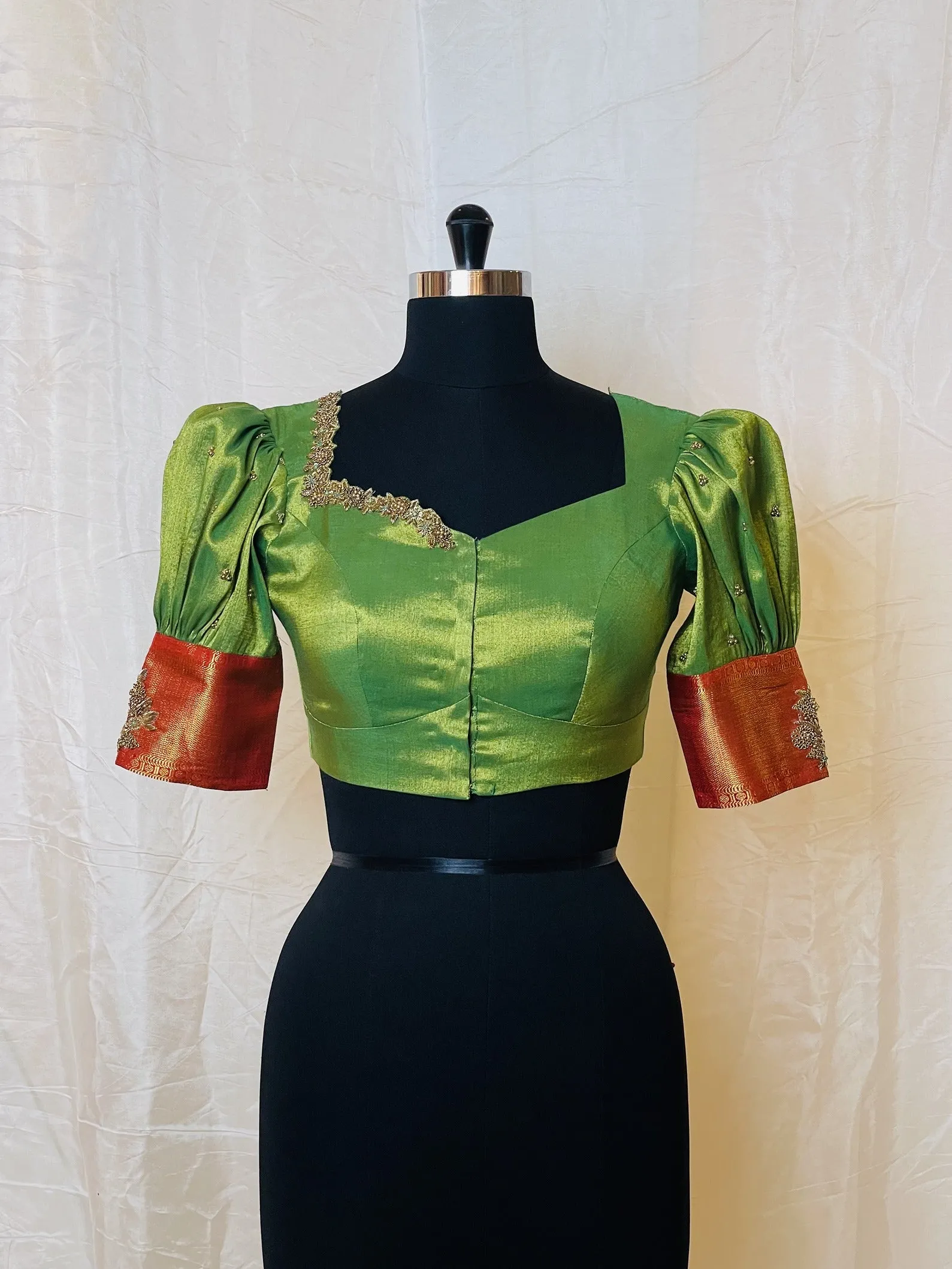 Puff sleeve blouse with light floral motif & neckline