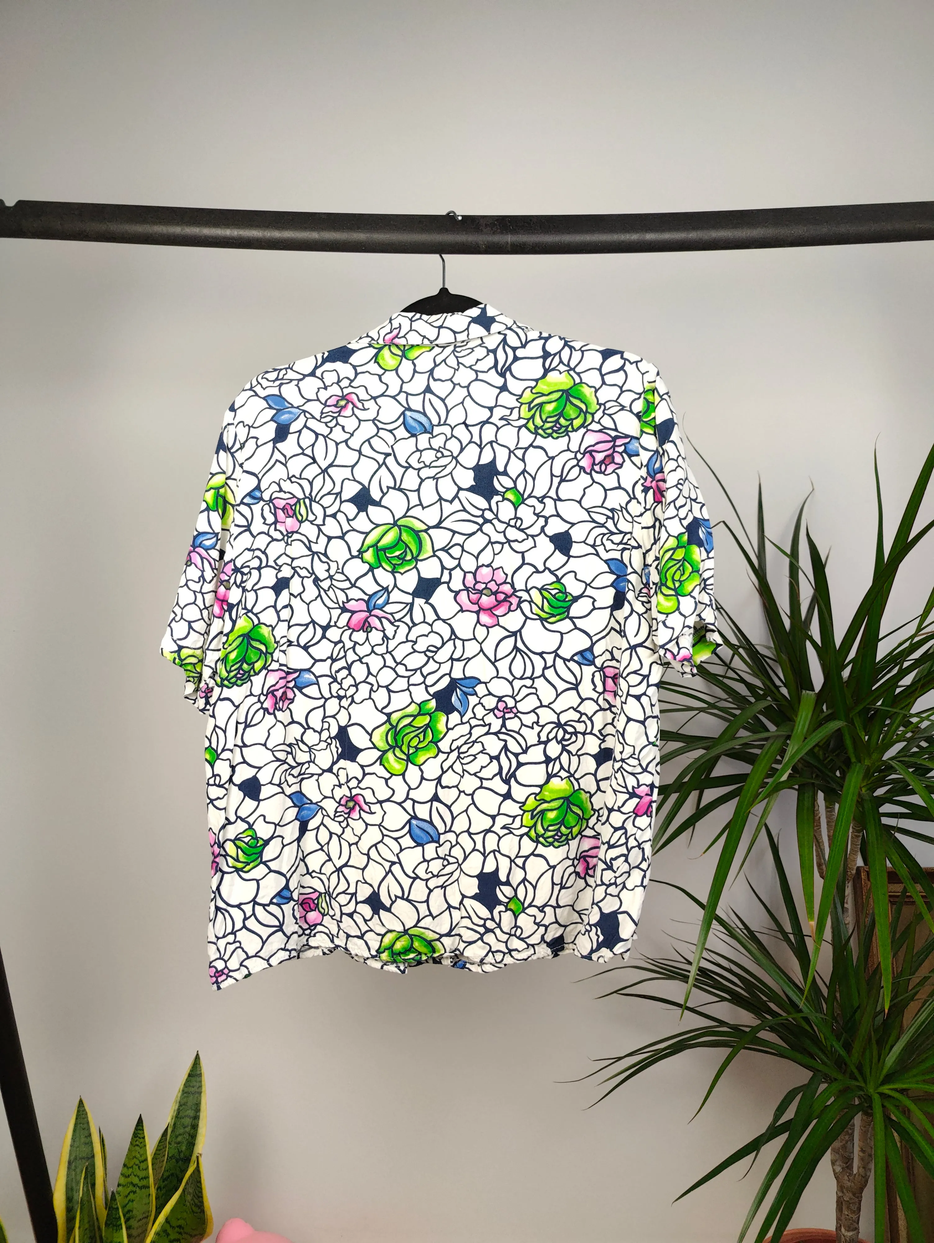 Vintage shirt viscose white flower floral crazy print pattern short sleeve button up M